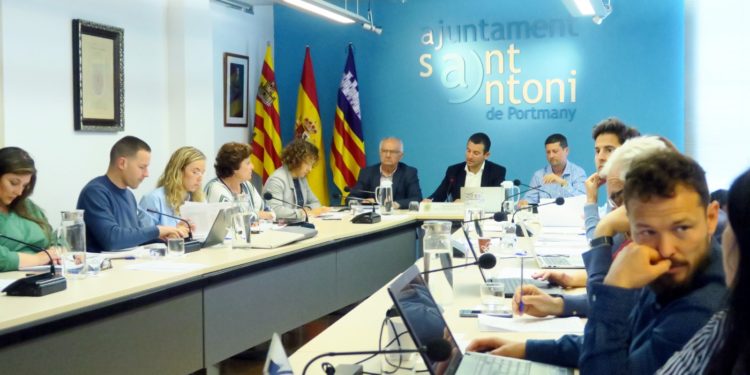 Imatge d'arxiu d'un ple a l'Ajuntament de Sant Antoni.