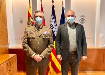 El general Fernando Luis Garcia Herréiz amb el president del Consell, Vicent Marí. Consell Insular.