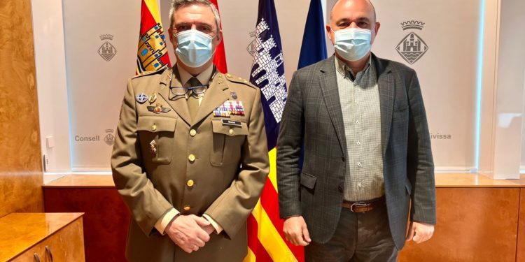 El general Fernando Luis Garcia Herréiz amb el president del Consell, Vicent Marí. Consell Insular.