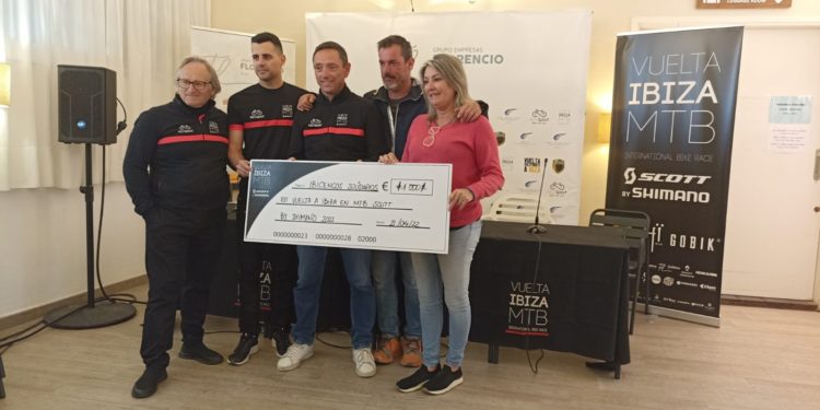 Entrega del cheque este jueves. Vuelta a Ibiza MTB.