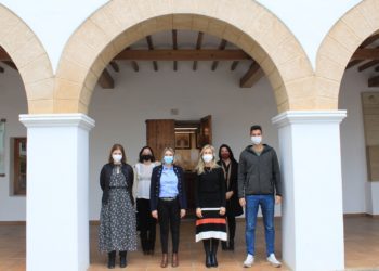 La contratada es recibida por las autoridades municipales (la segunda por la derecha de la imagen, la alcaldesa Carmen Ferrer). Ayuntamiento St. Eulària.