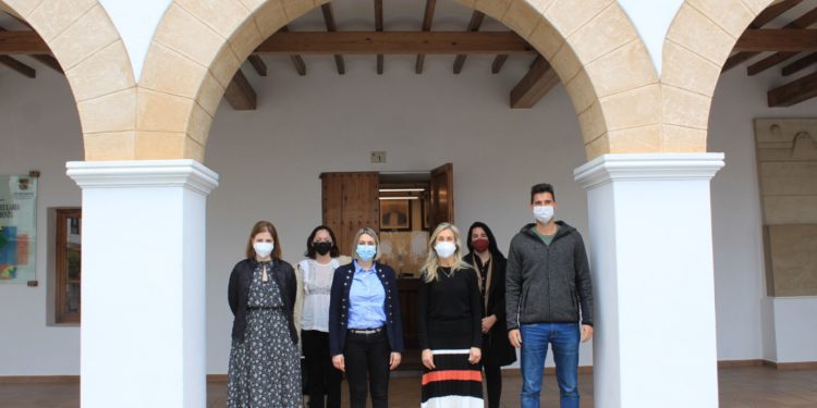 La contratada es recibida por las autoridades municipales (la segunda por la derecha de la imagen, la alcaldesa Carmen Ferrer). Ayuntamiento St. Eulària.