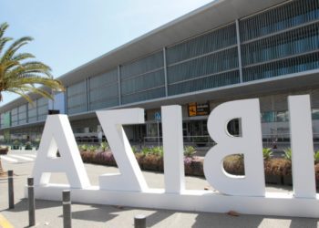 Imagen de archivo de un letrero de "Ibiza" en el aeropuerto de es Codolar.