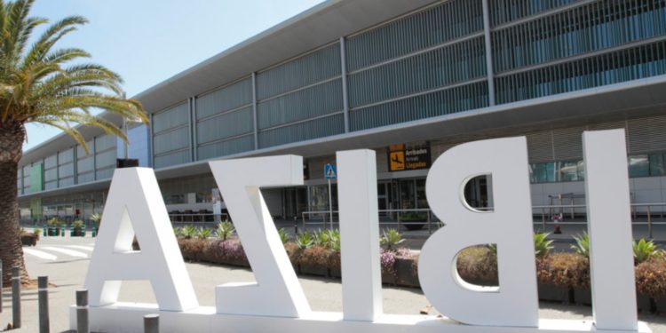 Imagen de archivo de un letrero de "Ibiza" en el aeropuerto de es Codolar.