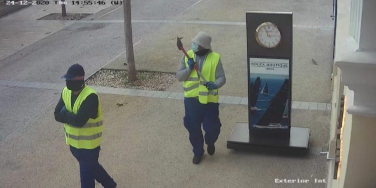 Los dos autores del robo en una joyería de Vara de Rey.