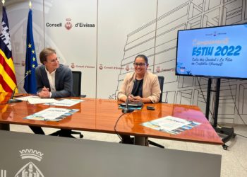 El conseller Salvador Losa i la directora insular Marilina Ribas presenten els campaments. Consell d'Eivissa.