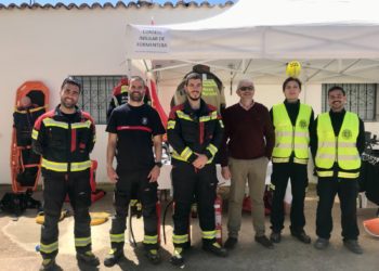 El conseller d'Interior, Josep Marí, amb tres bombers de la plantilla i els dos estudiants. Consell de Formentera.