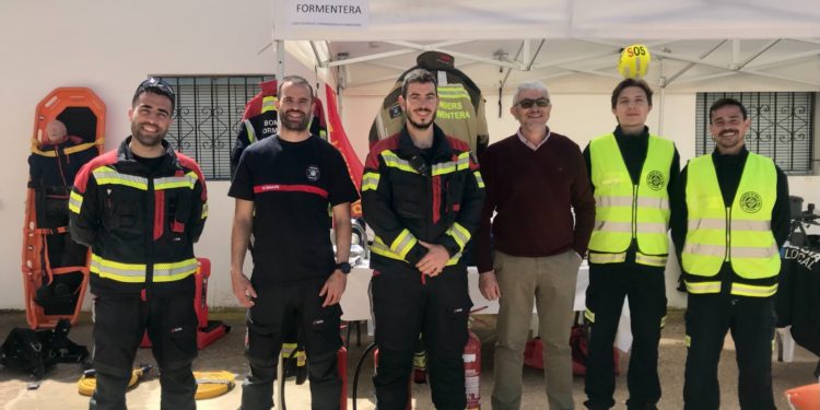 El conseller d'Interior, Josep Marí, amb tres bombers de la plantilla i els dos estudiants. Consell de Formentera.