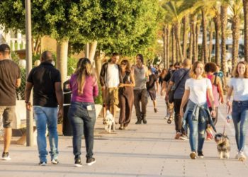 Imagen de archivo de transeúntes en Sant Antoni. Foto: Toni Planells.