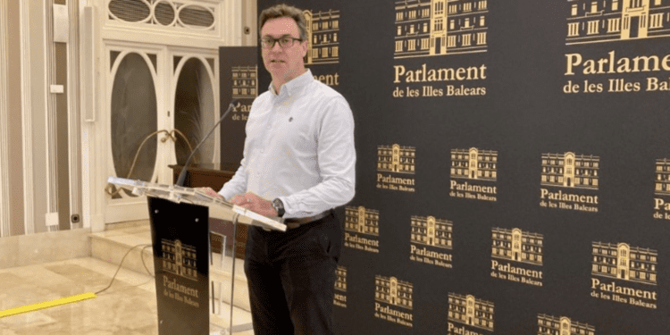 Imagen de archivo de Toni Costa en el Parlament. Foto: PP balear.