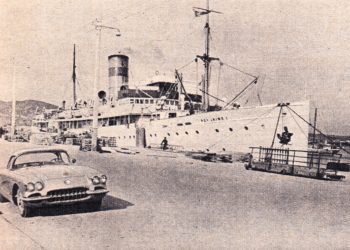 "El nostre Chevrolet Corvette desembarcat amb seguretat del Rey Jaime I". Foto John Mercer.