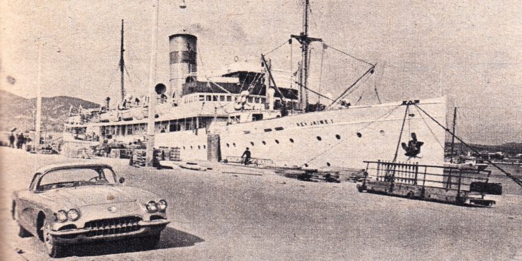 "El nostre Chevrolet Corvette desembarcat amb seguretat del Rey Jaime I". Foto John Mercer.