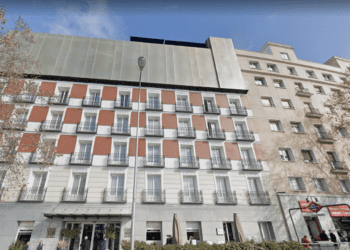 El hotel Only You junto al edificio, a la derecha, en cuyo ático vivía el litigante. Imagen Google Maps