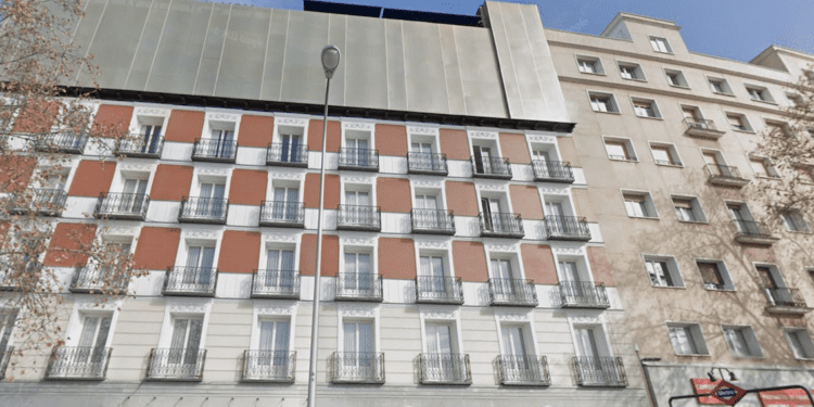 El hotel Only You junto al edificio, a la derecha, en cuyo ático vivía el litigante. Imagen Google Maps