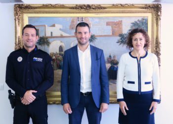 El nuevo jefe de la Policía Local, Alejandro Ponce, a la izquierda de la imagen junto al   alcalde de Sant Antoni de Portmany, Marcos Serra, y la concejala de Gobernación, Neus Mateu.