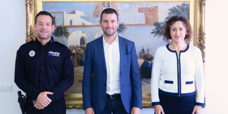 El nuevo jefe de la Policía Local, Alejandro Ponce, a la izquierda de la imagen junto al   alcalde de Sant Antoni de Portmany, Marcos Serra, y la concejala de Gobernación, Neus Mateu.