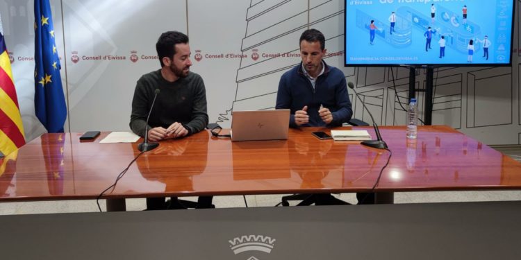 Javier Torres y Xavier Santamaria durante la rueda de prensa de presentación del nuevo portal.