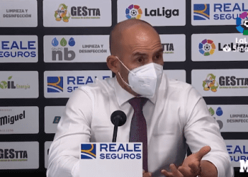 Jémez en el momento del encontronazo verbal con el periodista de IB3.