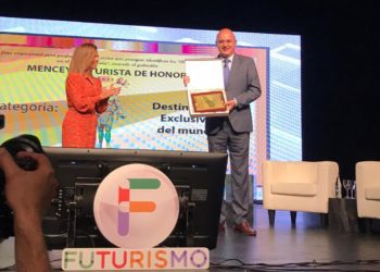Vicent Marí recibe el premio a la isla en Futurismo