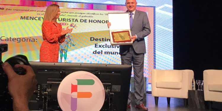 Vicent Marí recibe el premio a la isla en Futurismo
