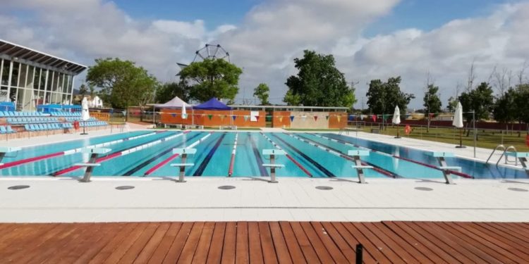 Piscina exterior del complejo de Raspallar