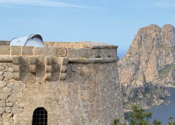 Tienda de campaña en lo alto de la Torre des Savinar. Autora Sonia para Prou! cedida a Noudiari