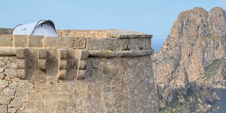 Tienda de campaña en lo alto de la Torre des Savinar. Autora Sonia para Prou! cedida a Noudiari