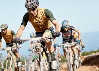 Un momento de la etapa reina de la Vuelta a Ibiza de hace dos años. Fotos: Jon Izeta