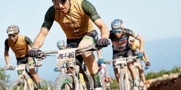 Un momento de la etapa reina de la Vuelta a Ibiza de hace dos años. Fotos: Jon Izeta