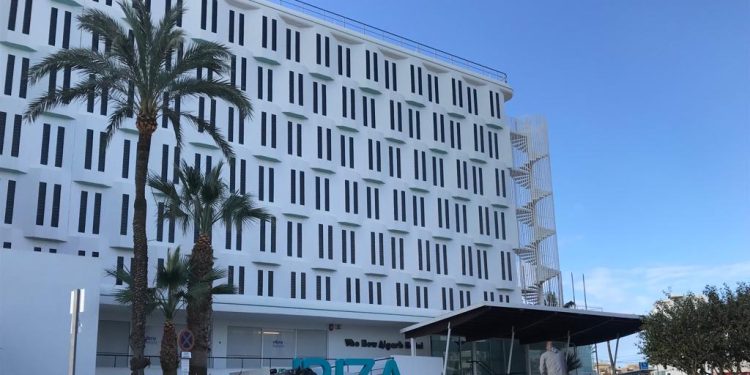 Un hotel de Platja d'en Bossa. Foto L. F. A.