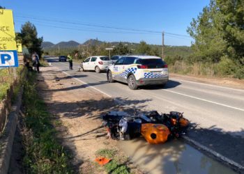 La moto accidentada en primer término, junto a la unidad de la policía local y el otro coche implicado. Foto D. G