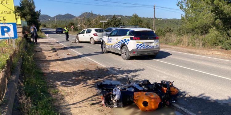 La moto accidentada en primer término, junto a la unidad de la policía local y el otro coche implicado. Foto D. G