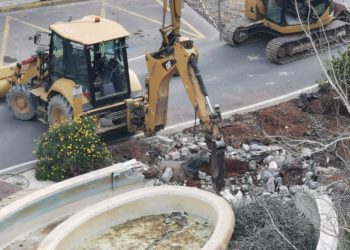 Demolición de la fuente. Foto O. Marí