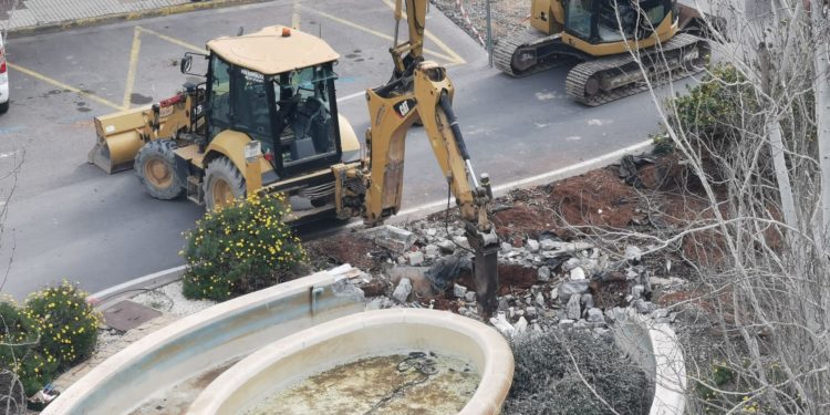 Demolición de la fuente. Foto O. Marí