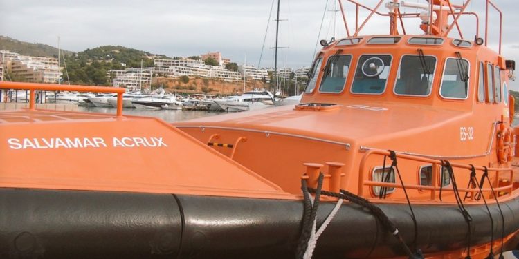 Imagen de archivo de la embarcación Salvamar Acrux, que se ha encargado del remolque. Foto: Salvamento Marítimo.