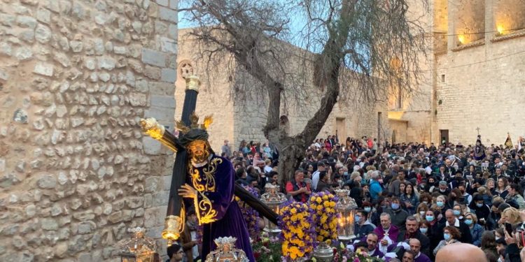 La Cofradía Nuestro Padre Jesús del Gran Poder, a su paso por carrer Major. Foto: Toni Escandell.