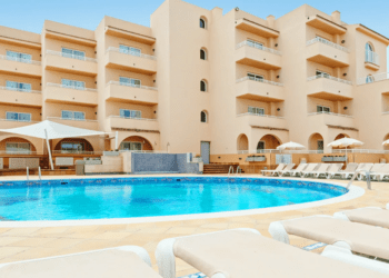 Apartamentos Rosamar de Cala de Bou en una imagen promocional de AzuLine.