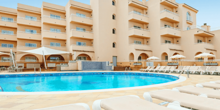 Apartamentos Rosamar de Cala de Bou en una imagen promocional de AzuLine.