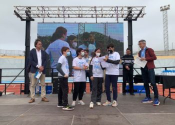 Imatge d'alguns dels alumnes dalt l'escenari durant l'esdeveniment. Consell d'Eivissa.
