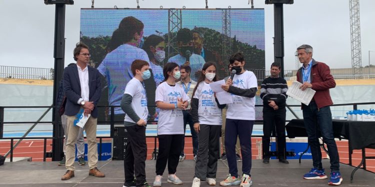 Imatge d'alguns dels alumnes dalt l'escenari durant l'esdeveniment. Consell d'Eivissa.