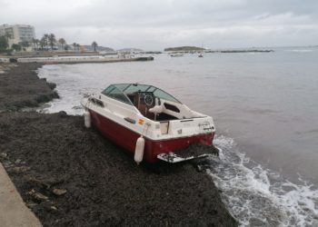 Una pequeña embarcación, varada en Platja d'en Bossa. Foto J. Herranz