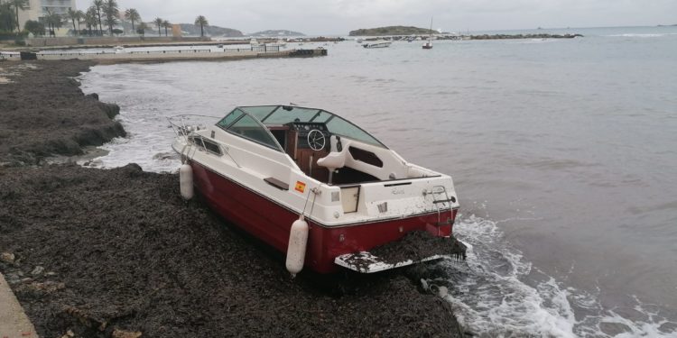 Una pequeña embarcación, varada en Platja d'en Bossa. Foto J. Herranz