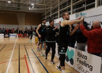 Jugadores del Club con algunos aficionados. CB Sant Antoni.