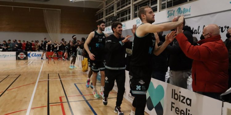 Jugadores del Club con algunos aficionados. CB Sant Antoni.