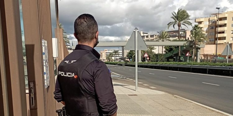 Imagen de archivo de un agente de la Policía Nacional en Ibiza.