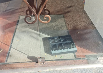 Caja vacía en la entrada del comercio en Vara de Rey en una imagen de Paula Romero Fernández cedida a Noudiari.