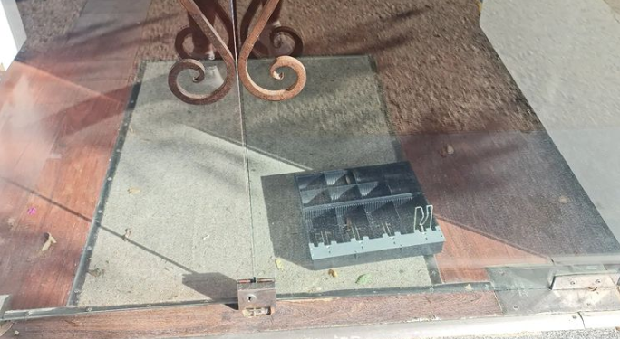 Caja vacía en la entrada del comercio en Vara de Rey en una imagen de Paula Romero Fernández cedida a Noudiari.