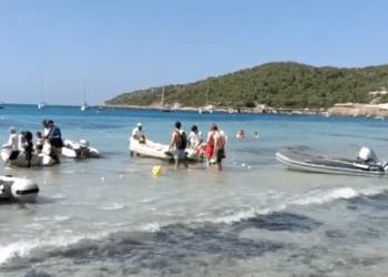 Embarque de personas de manera ilegal en la playa de ses Salines. en pleno parque natural, para un chárter náutico.