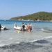Embarque de personas de manera ilegal en la playa de ses Salines. en pleno parque natural, para un chárter náutico.
