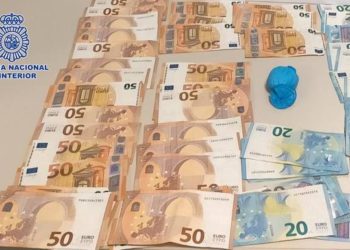 Imagen del dinero y la droga intervenida en una fotografía de a Policía Nacional de Tenerife.